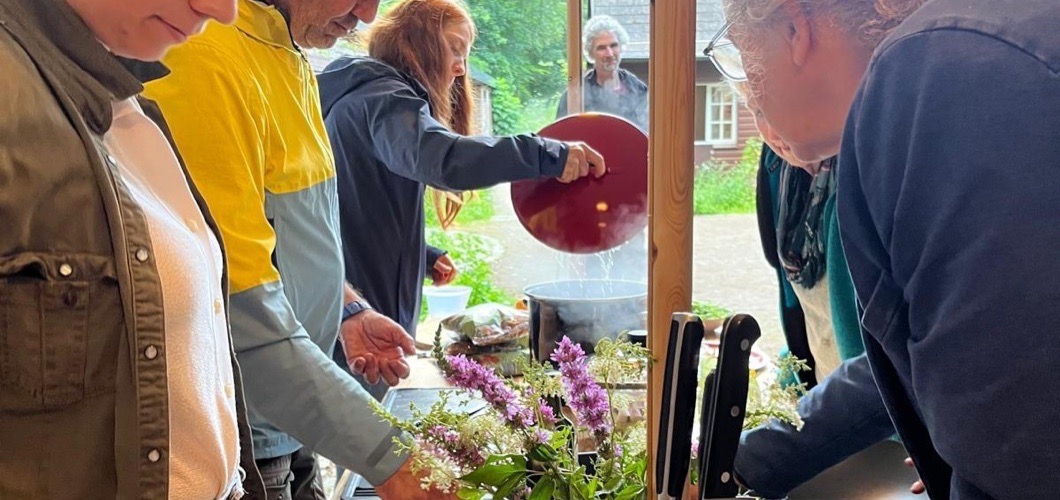 Gemeinsames Kochen an der Draußen-Koch-Tafel im Heilgarten