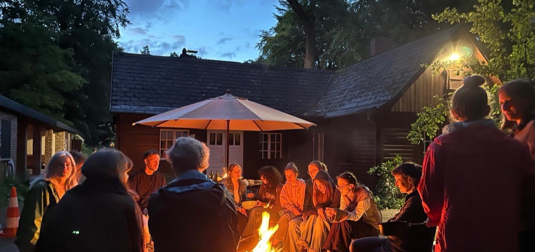 Abend an der Feuerstelle vor dem Waldhaus