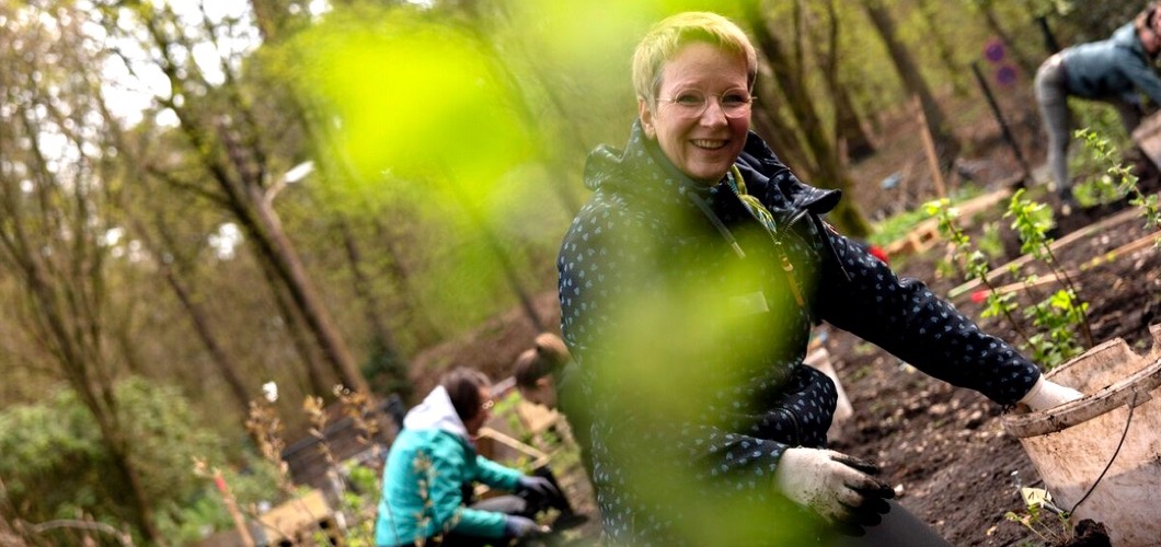 Gemeinsame Pflanzaktion im Waldgarten des Heilgartens