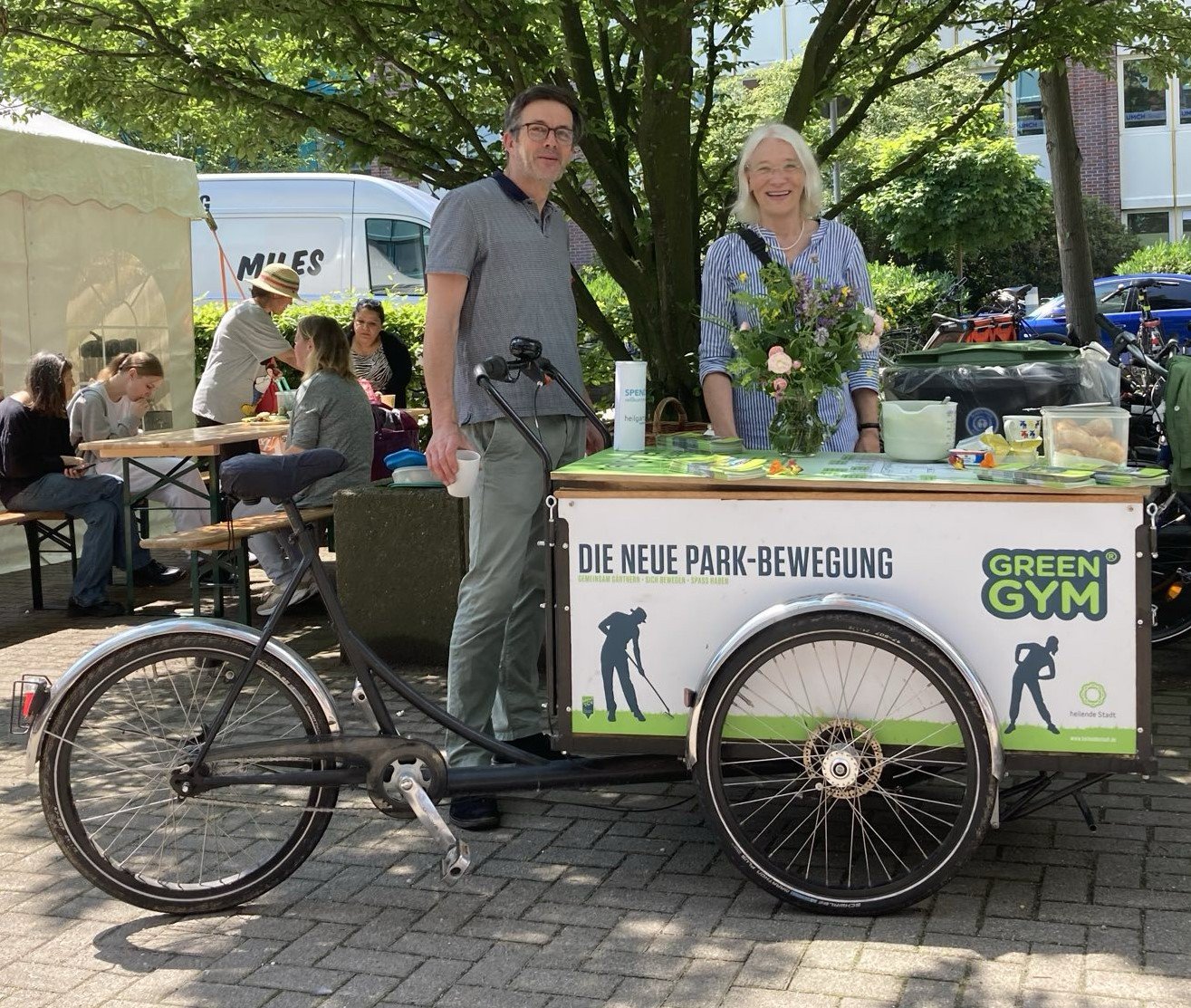 Zwei Personen vom Heilgarten-Team am Lastenrad mit Infostand beim Science City Day in Bahrenfeld
