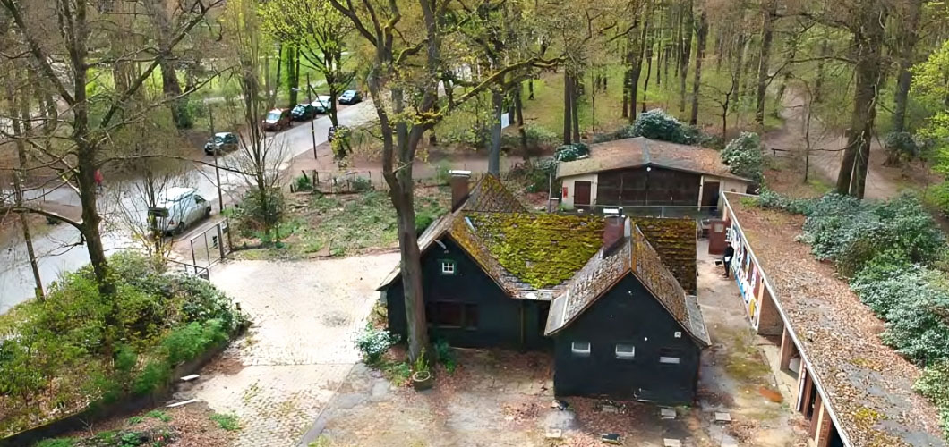 Luftaufnahme des Heilgartens mit Waldhaus im Altonaer Volkspark
