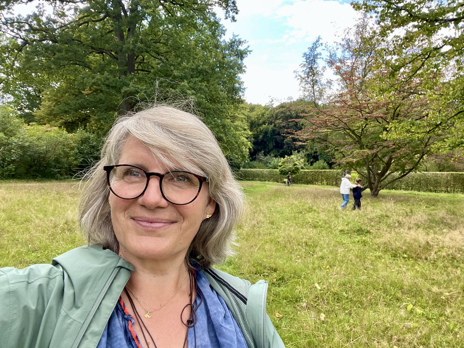Antje Philippsen von Waldwundern auf einer Wiese im Altonaer Volkspark